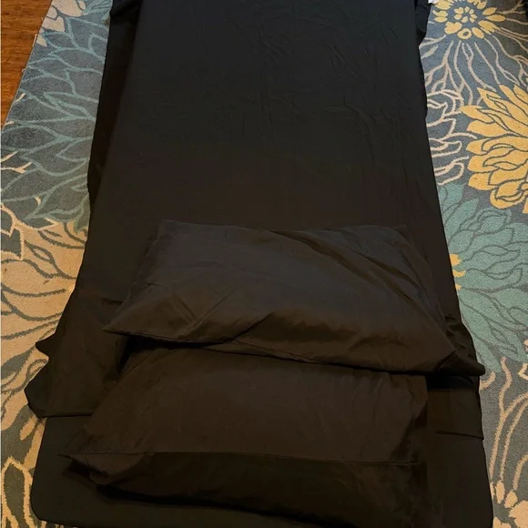 TWIN SIZE BLACK SHEET SET 2 PILLOWCASES NO STAINS OR FLAWS STORED IN CLOSET 🥱😴🛌 - Picture 1 of 9